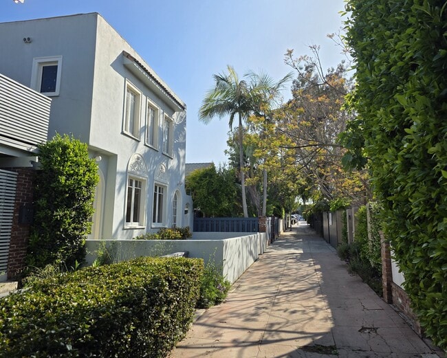 Building Photo - 126 Breeze Ave