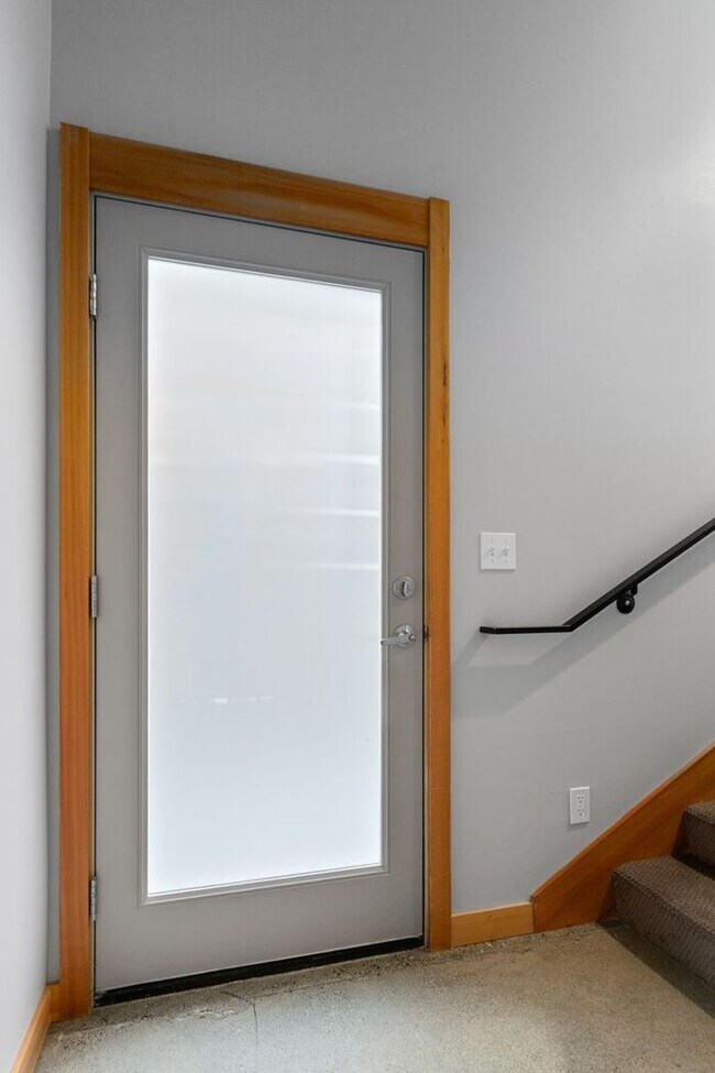 Building Photo - Air Conditioned West Seattle Live/Work Tow...