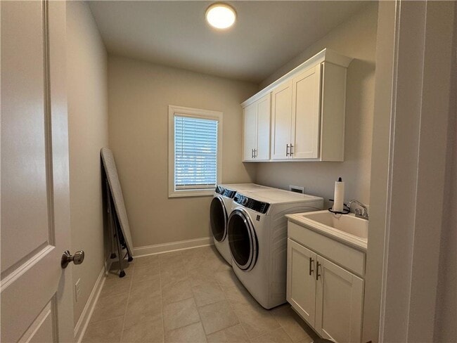 Building Photo - 637 Skytop Dr