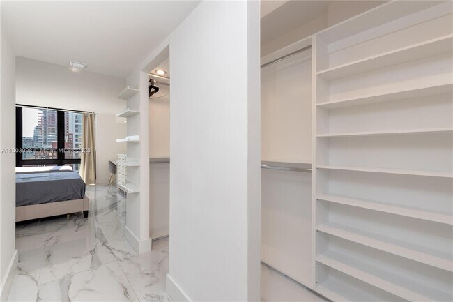 Building Photo - 1450 Brickell Bay Dr
