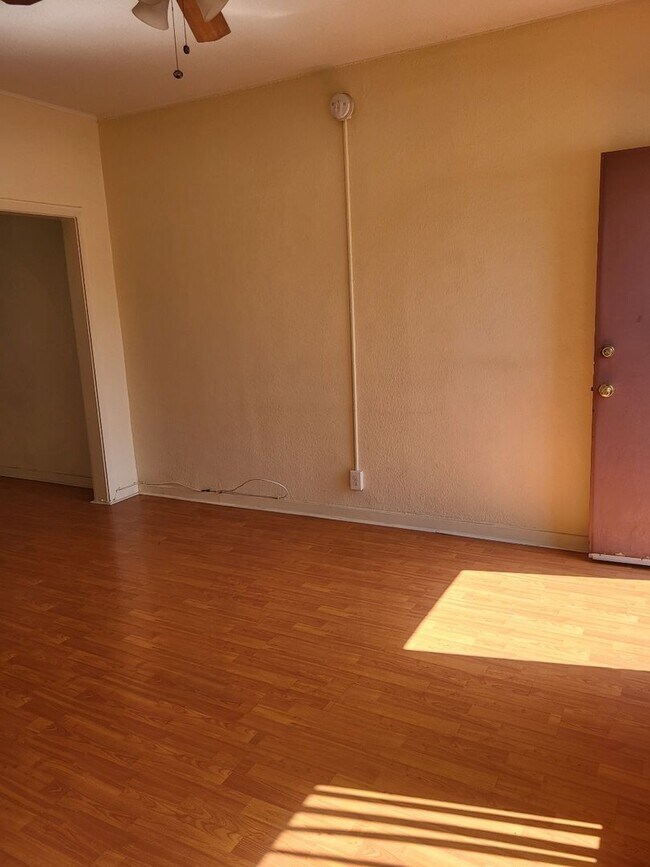 Building Photo - Spacious unit by Americana
