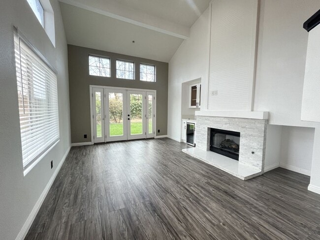 Building Photo - 4 bedroom, 2.5 bathroom home in a gated Riverside community!