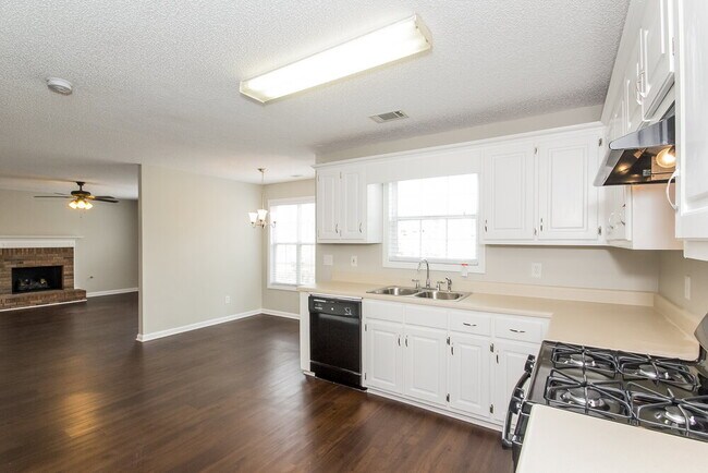 Building Photo - 717 White Dove Dr