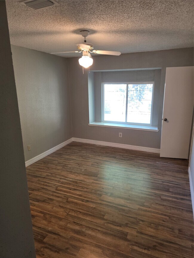 Building Photo - 3214 S Briar Knoll Dr