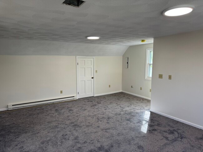 Building Photo - 85 Center St