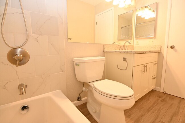 Building Photo - Nicely upated 2 Story Townhouse at Mansion Park with 2 Master Suites.