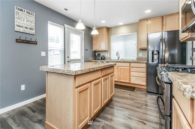 Building Photo - Beautiful Snoqualmie home available for mo...