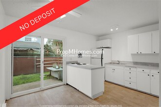 Building Photo - Updated Two Bedroom Unit in OC - First Month Free!