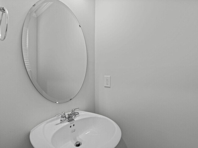 Building Photo - 3BR Like-New Townhome – GREAT PRICE - Community Pool/Playground