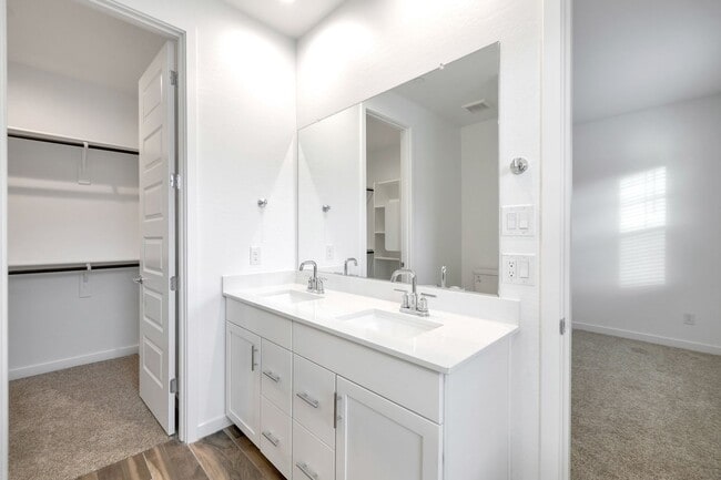 Building Photo - ** Like new Luxurious Modern townhome with 2 Master Suits in Warner Meadows**