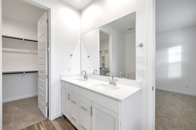Building Photo - Like New luxurious townhome with 2 Master ...