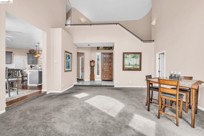 Building Photo - 5640 Edgeview Dr