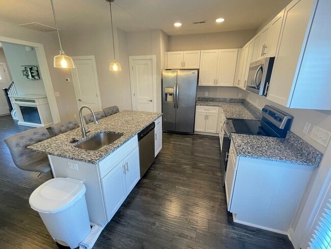 Building Photo - Matlock Townhomes 2 bedroom unit, close to I-24!