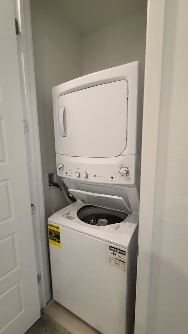 Building Photo - 3 Bedroom 2.5 Bath Townhouse