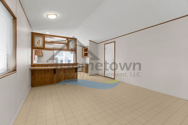 Building Photo - 2 Bedroom 1 Bath Home with Off-Street Park...