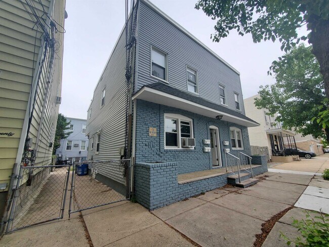 Building Photo - 18 Mechanic St