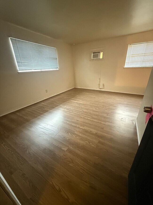 Building Photo - 15411 Barat Ave