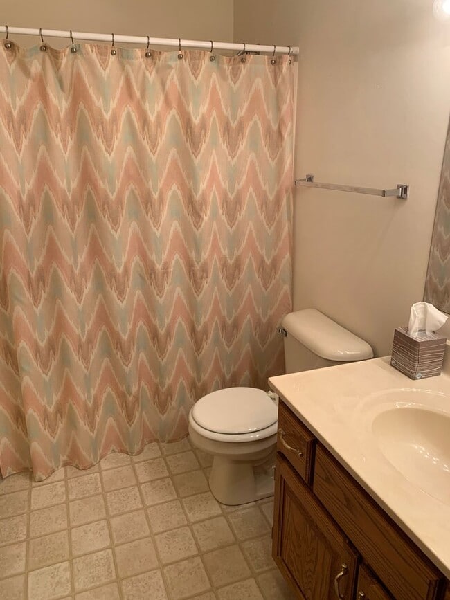 Building Photo - Spacious 3 Bedroom 2 Bath
