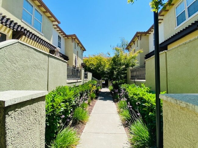 Building Photo - Beautiful 3BD/2.5BA Tri-Level Gallery Walk...