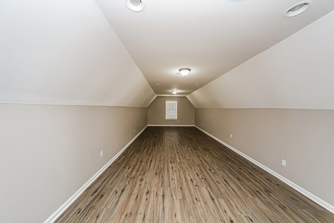Building Photo - 691 Classic Dr S