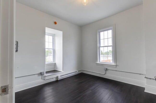 Building Photo - 713 Locust St