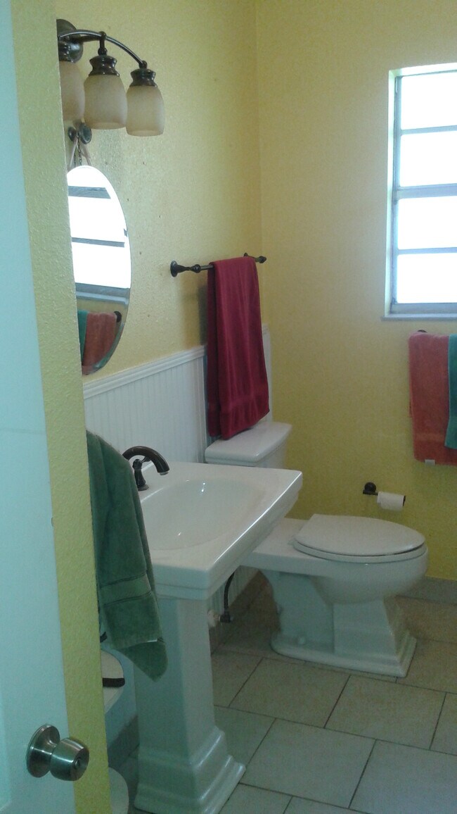 Building Photo - 2312 E 9th Ave