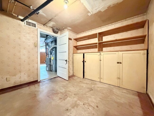 Building Photo - Inviting Holladay Home with Large Yard, Carport & Extra Parking