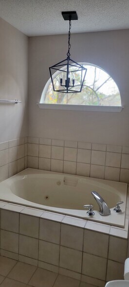 Building Photo - 105 Amick St