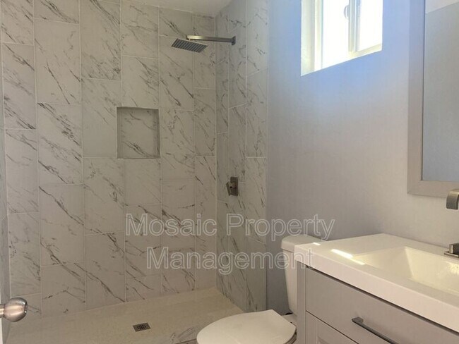 Building Photo - 257 E Oakland St