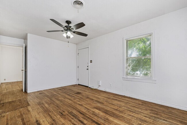 Building Photo - 1402 Dunaway St