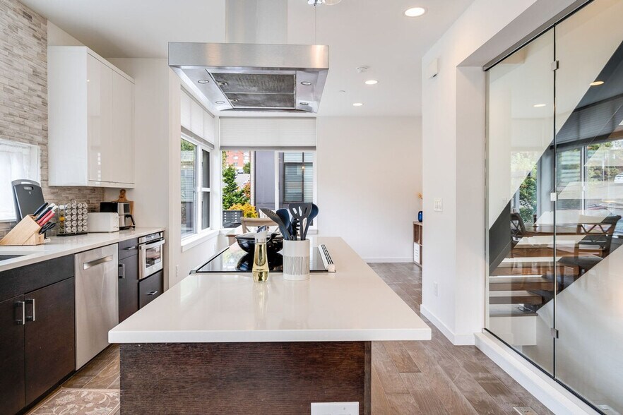 Building Photo - 724 3rd Ave N