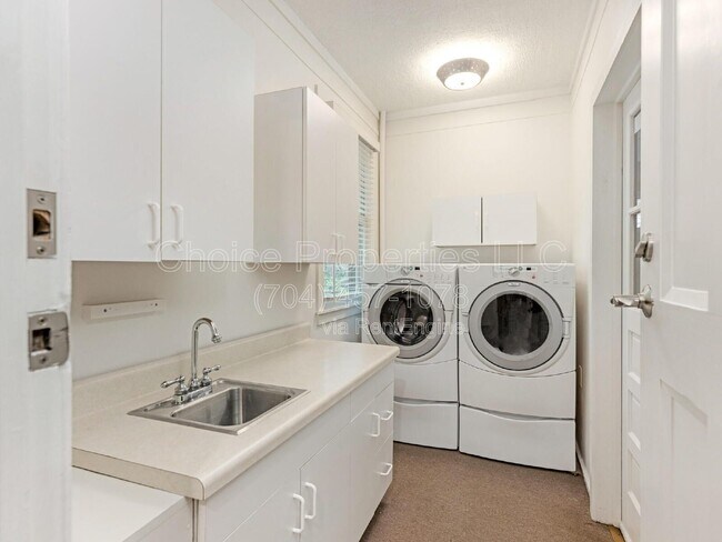 Building Photo - 421 Blairmore Dr