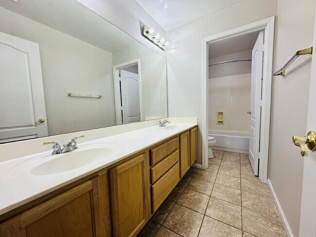 Building Photo - 672 W Raven Dr