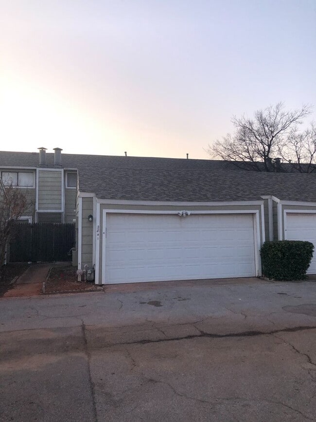 Building Photo - 2 bed & 2 bath Condo. 2 car garage.