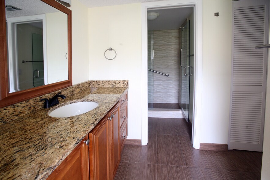 master bath - 1636 Brookhouse Dr