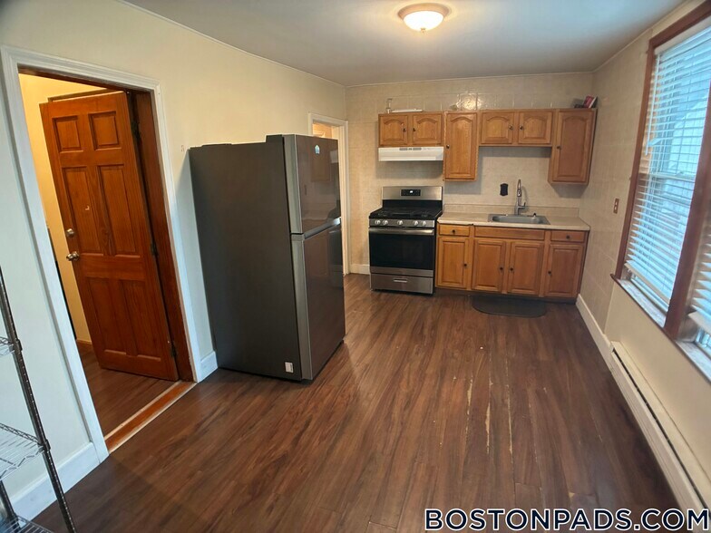 Building Photo - 739 Parker St