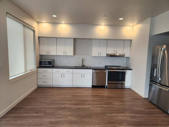 Building Photo - Ground Floor, Corner Unit 2 Bed/2 Bath Flat - This is a specially designed ADA Unit