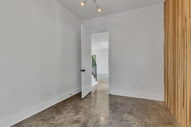 Building Photo - 5917 Robertson Ave