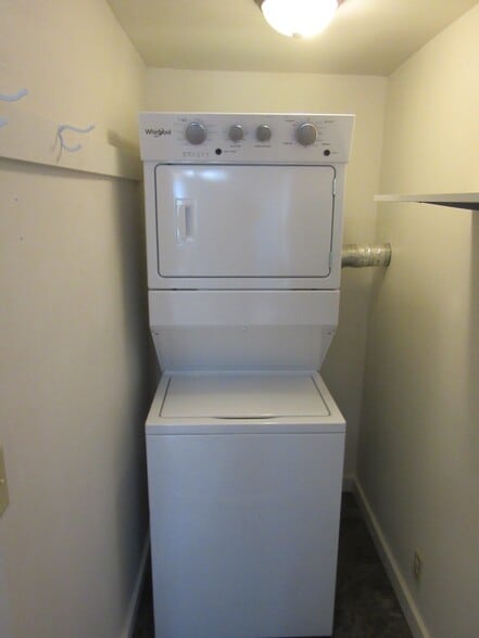 Building Photo - 306 W Maple St