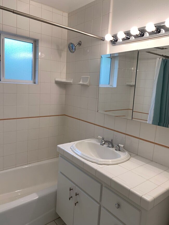 Building Photo - Charming 3+1 Canyon Country Cutie Nestled in the Hills!