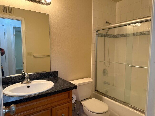Building Photo - Large 3 bedroom apartment