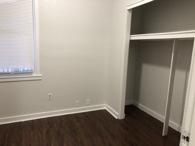 Building Photo - 516 Center Ave