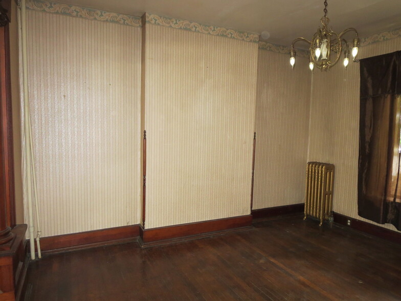 Living Room. - 204 S 6th St