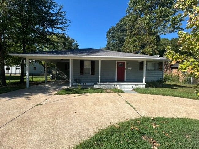 Building Photo - 702 Wildwood Ave