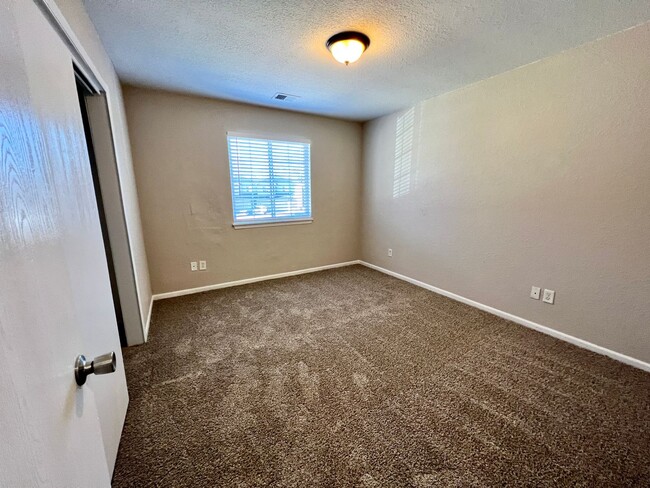 Building Photo - 3 bedroom, 2.5 bath 2 car garage Townhouse...