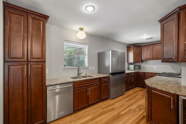 Building Photo - 3206 Albin Dr