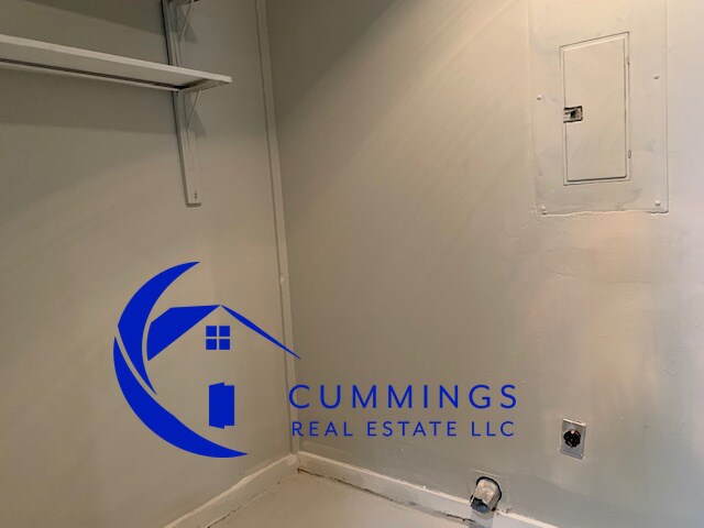 Building Photo - Nice Three Bedroom With Tons of Storage