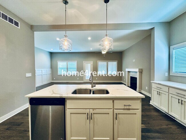 Building Photo - Stunning, Maintenance Free Townhome in Desoto w/ an Elegant Kitchen and Wood Floors Throughout!