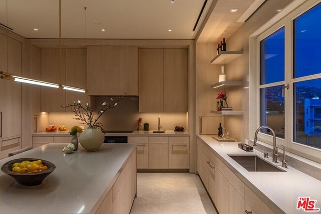 Building Photo - 455 N Palm Dr