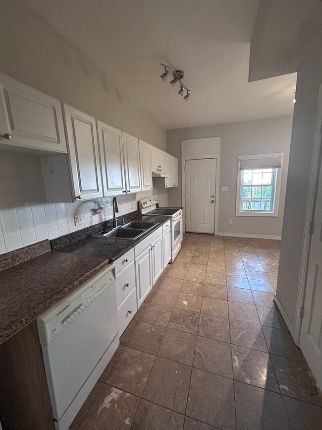 Building Photo - Charming 4-Bedroom Rental in The Fan District
